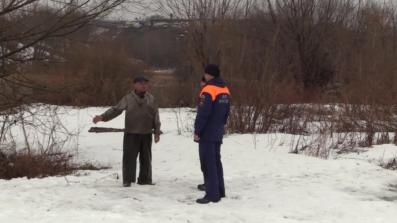 Тело провалившегося под лёд. Рыбаки на тонком льду. Провалился под лед для фотошопа. Рыбак провалился под лед.