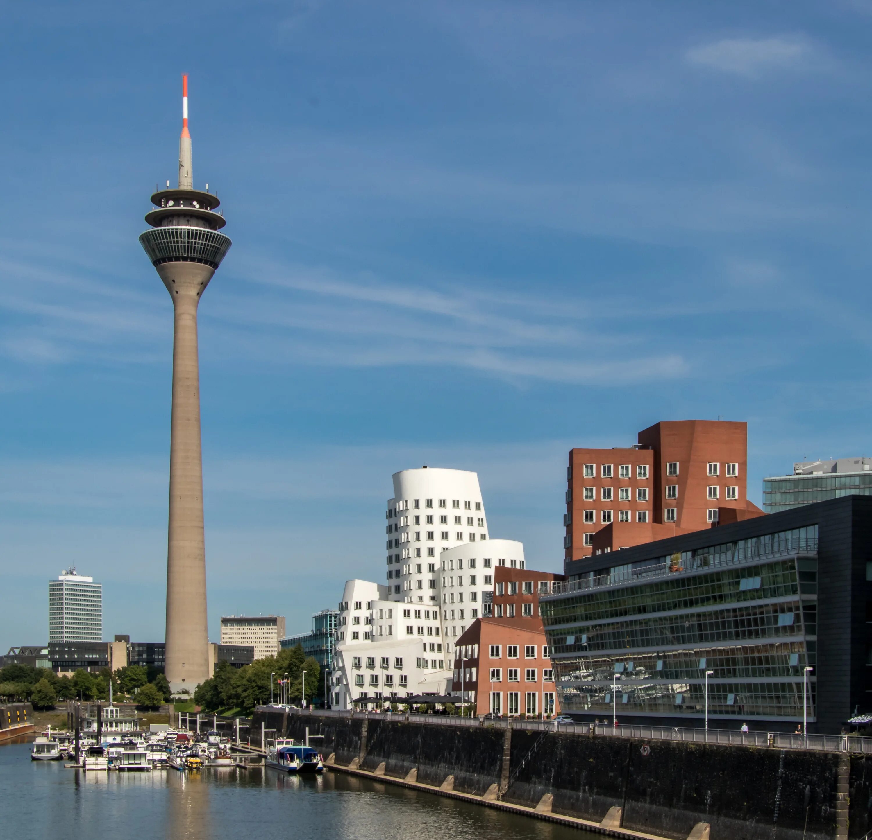 Дюссельдорф время. Город Дюссельдорф (Düsseldorf). Город Дюссельдорф Германия достопримечательности. Дюссельдорф телебашня. Дюссельдорф архитектура.