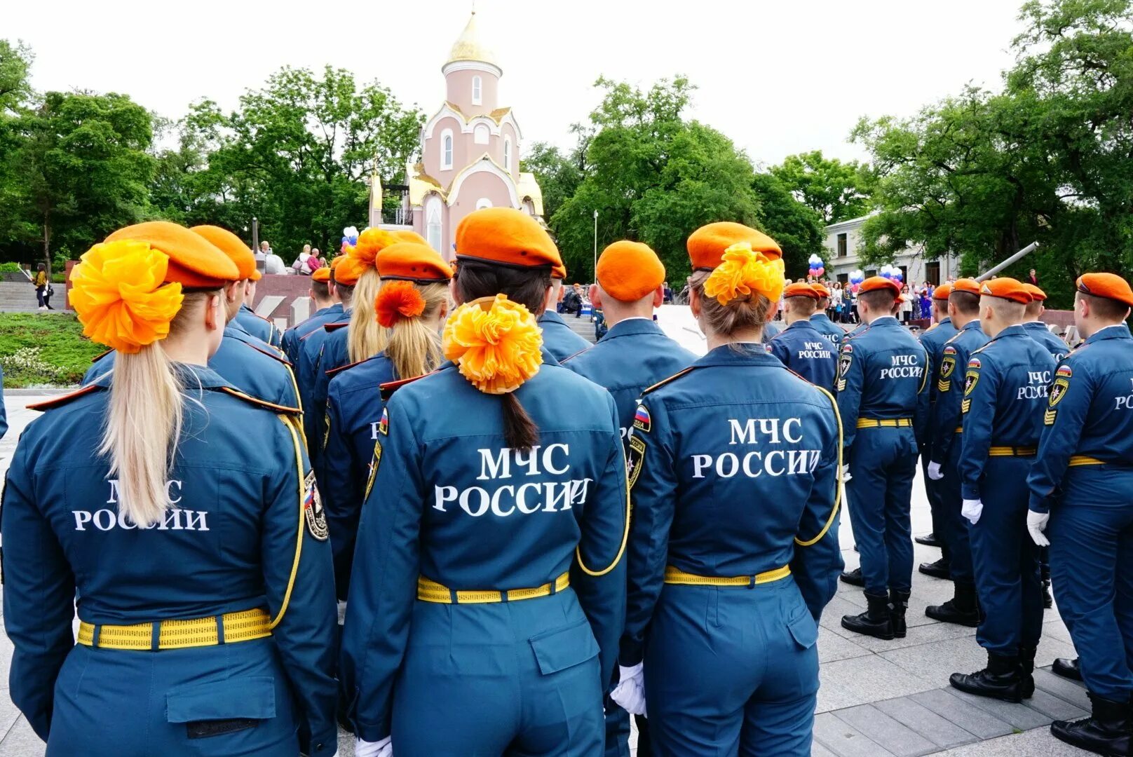 Мчс где работать. Спасатели мчс россии. курсантки мчс россии. мчс россии картинки. форма спасателя.