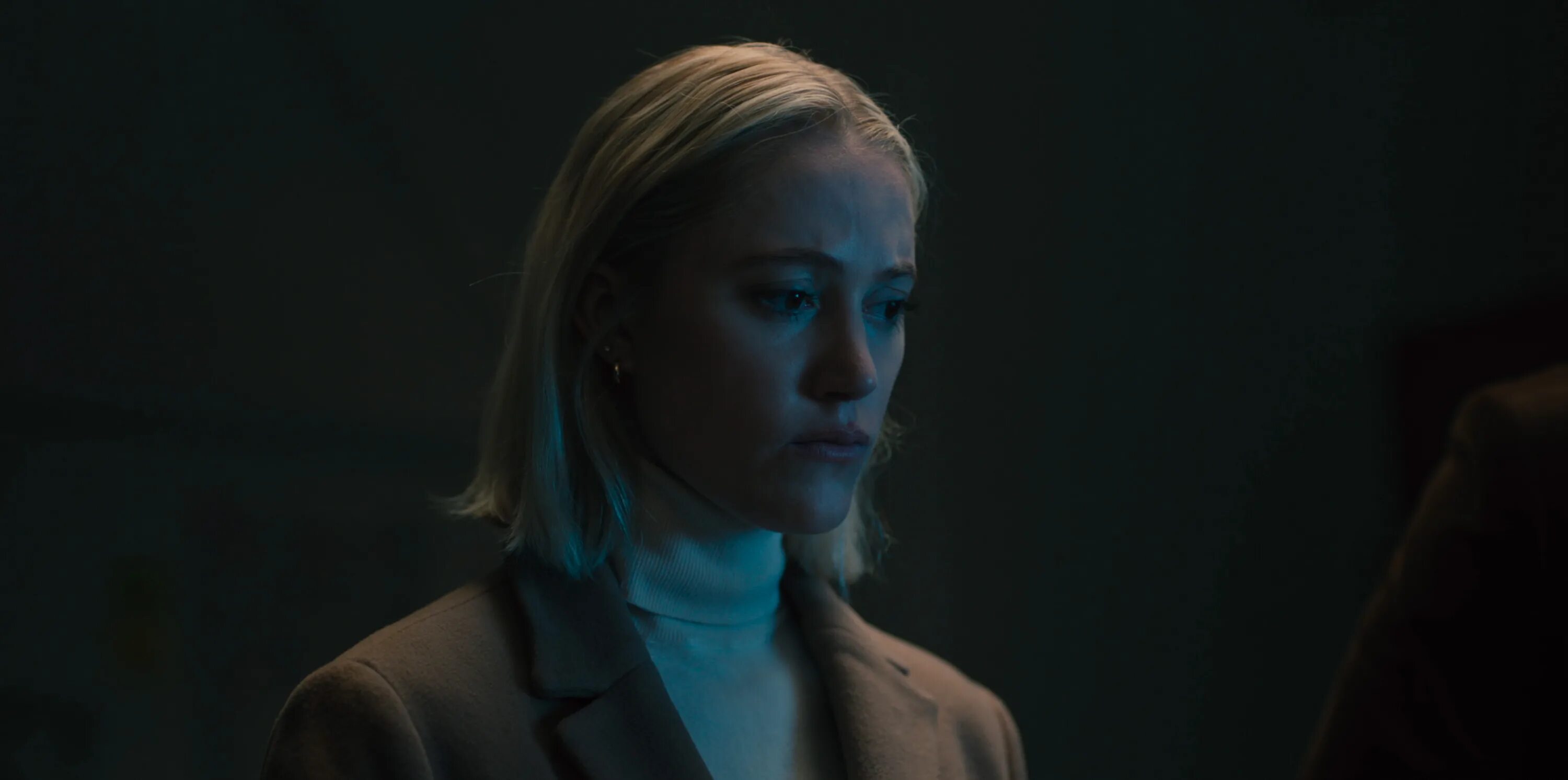 Наблюдающий 2019. Наблюдающий фильм 2025. maika monroe legs. майка монро спортсменка. наблюдающий 2025 фото.