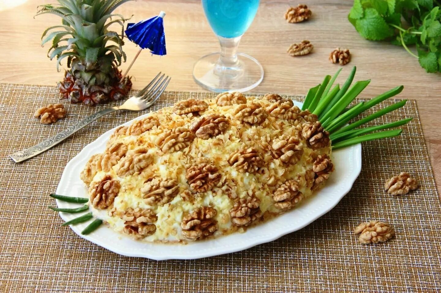 Салат черепаха с ананасом и грецким. Салат курица ананас грибы сыр. салат с ананасом и курицей и сыром и грибами. салат с ананасом и курицей и грибами. салат с ананасом и курицей и г.