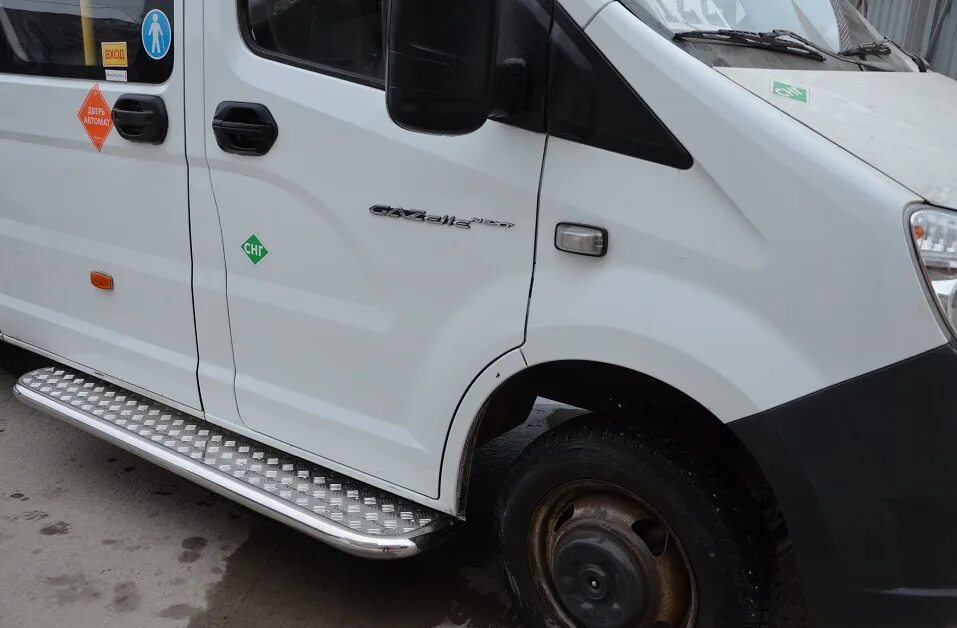 Пороги на газель некст. Автоматическая подножка газель некст. Пороги на газель некст фермер. Подножки на газель некст из нержавейки. Порог газель некст.