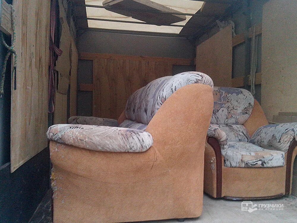 перевозка дивана на машине. упаковка дивана для перевозки. перевозка дивана в прицепе. перевозить диван. погрузить диван в машину.