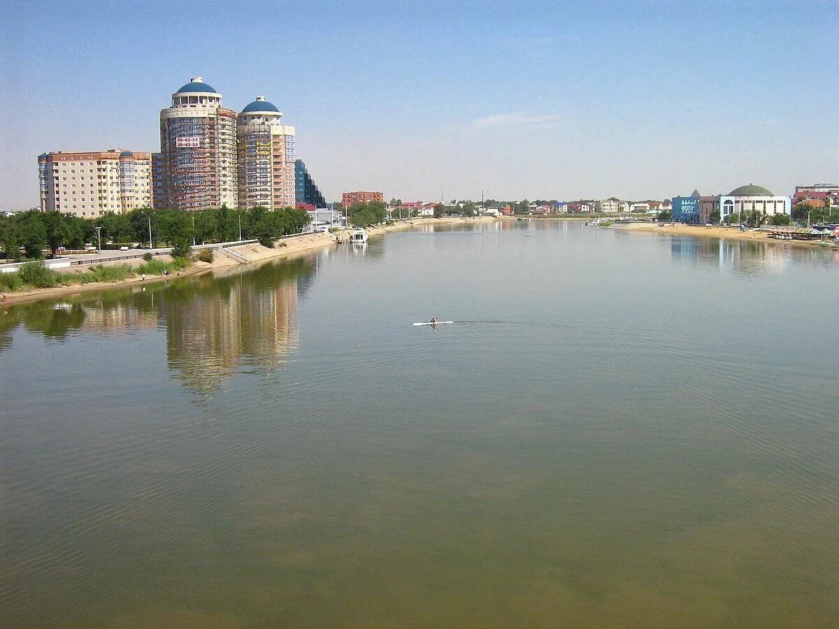 Куда куда в атырау. Город на реке урал атырау. река урал атырау. река в казахстане в атырау. урал в атырау.