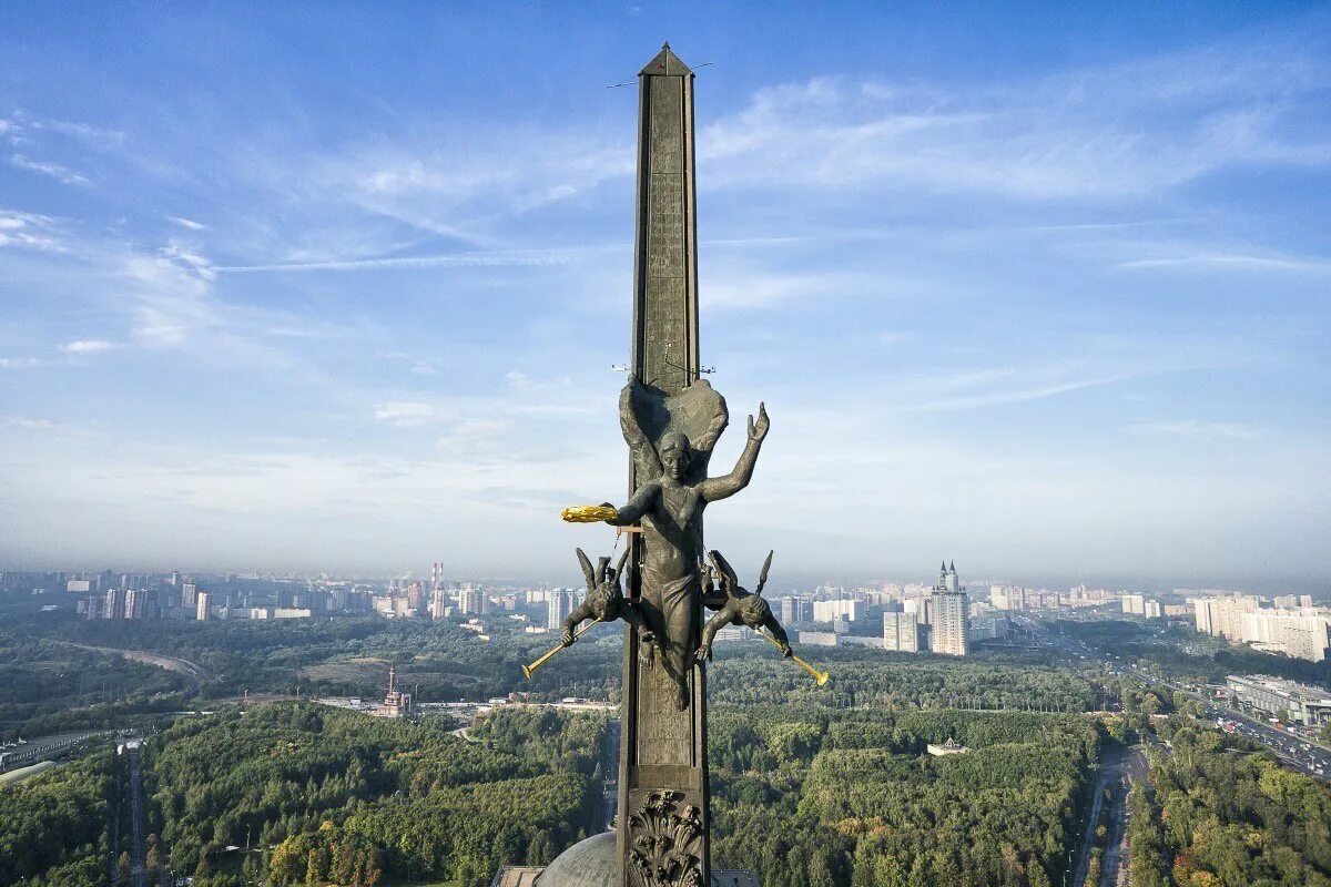 Монумент значение. Монумент победы на поклонной горе в москве. обелиск на поклонной горе в москве. поклонная гора в москве памятник. поклонная гора обелиск победы.