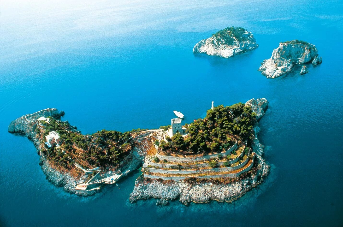 Стране принадлежит самый большой в мире остров. Средиземное море остров Галли. Острова Галли в Тирренском море. Остров Амальфи Италия. Остров Сиренузе Италия.