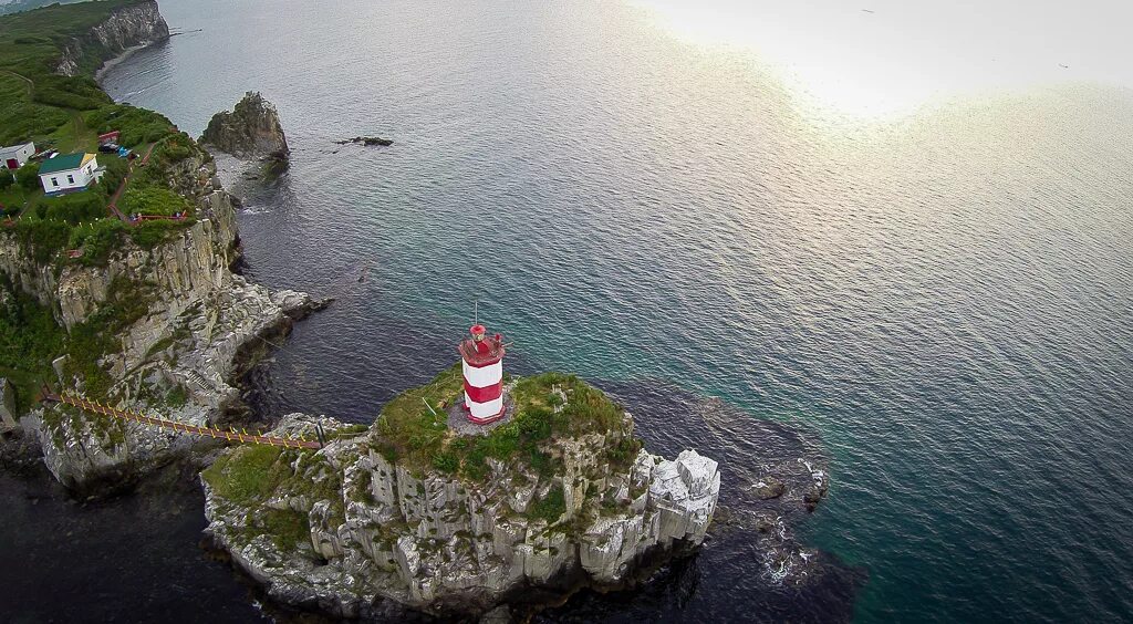 Полуостров басаргина владивосток. Басаргин маяк владивосток. Маяк анива сахалин. Басаргинский маяк во владивостоке. Басаргинский маяк во владивостоке.