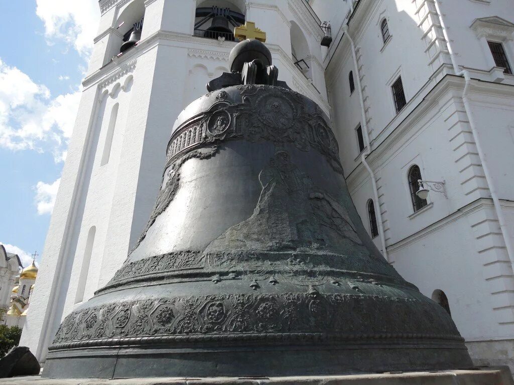 Царь колокол в кремле. Памятник царь колокол в москве. Достопримечательности кремля царь колокол. Мастер который отливал царь-колокол. Колокол год.