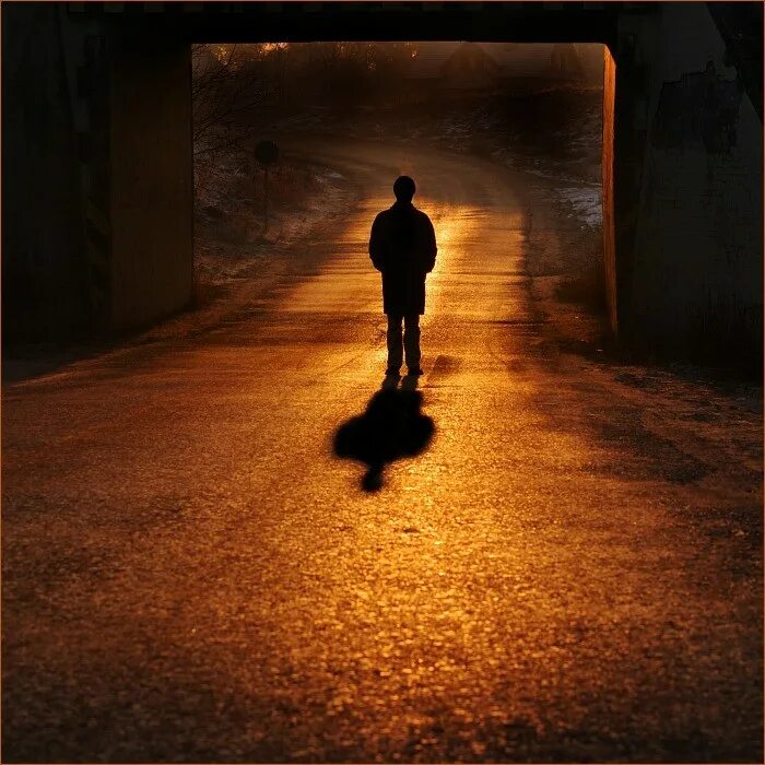 Идти по жизни своей дорогой. Человек уходит. Одинокий человек на дороге. Уходящий человек. Уходящий в даль.