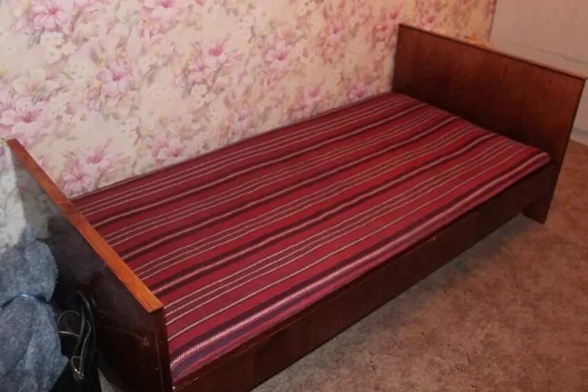 Авито кровать односпальная б у. Кровать СССР деревянная. Советская кровать полуторка. Кровать односпальная Советская. Старая деревянная кровать.