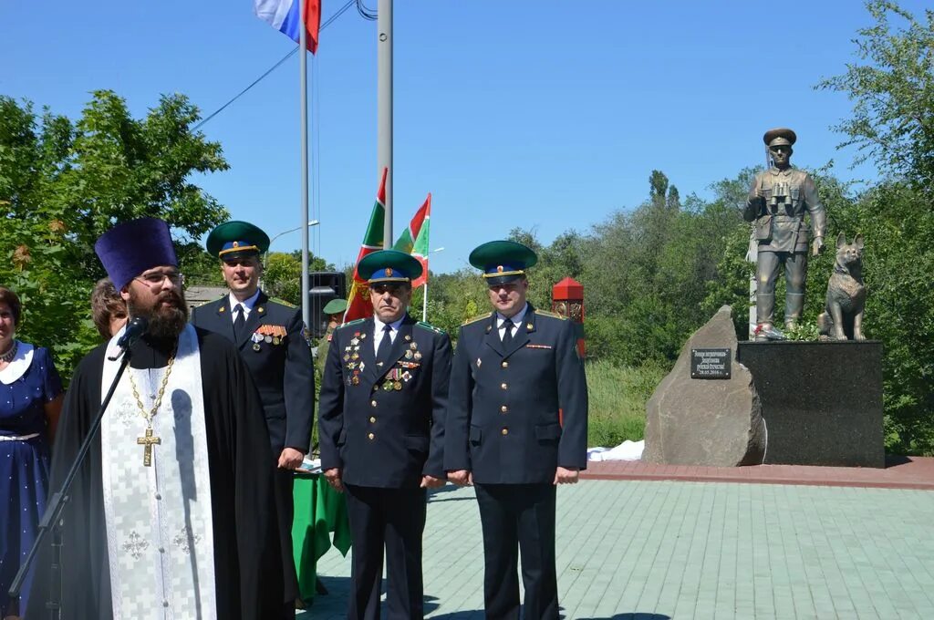 Служба на 9 дней. Памятник пограничникам Каменск-Шахтинский. Пограничная служба Каменск-Шахтинский. Памятник пограничникам Каменск Шахтинский набережная. Пограничное управление Каменск Шахтинский.