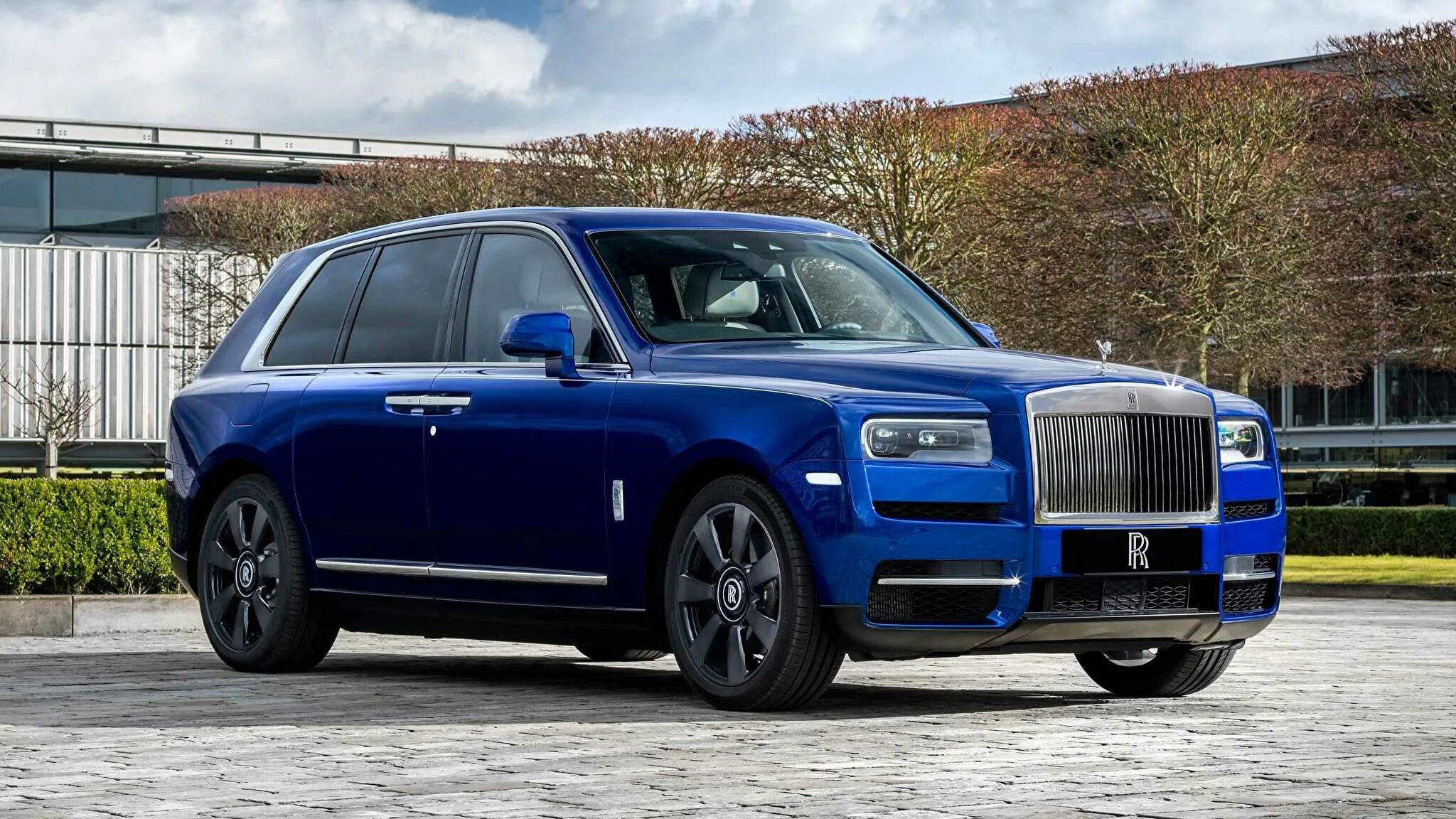 Внедорожник Rolls-Royce Cullinan. Rolls-Royce Куллинан. Машина Rolls Royce Cullinan. Роллс Ройс кроссовер.