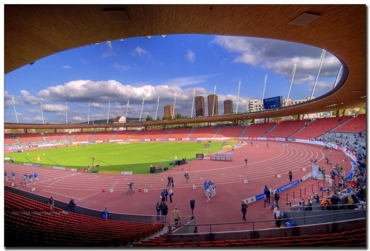 Ну стадион. Летцигрунд Stadion Letzigrund. Летцигрунд Цюрих Швейцария футбольный стадион. ФК Цюрих стадион. Стадион ФК Альмерия.