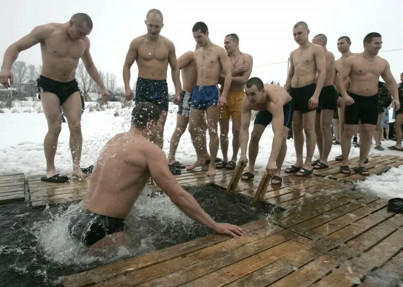 Купание парня. Мужик купается. Моржевание мужчины. Парни закаляются. Парни купаются.