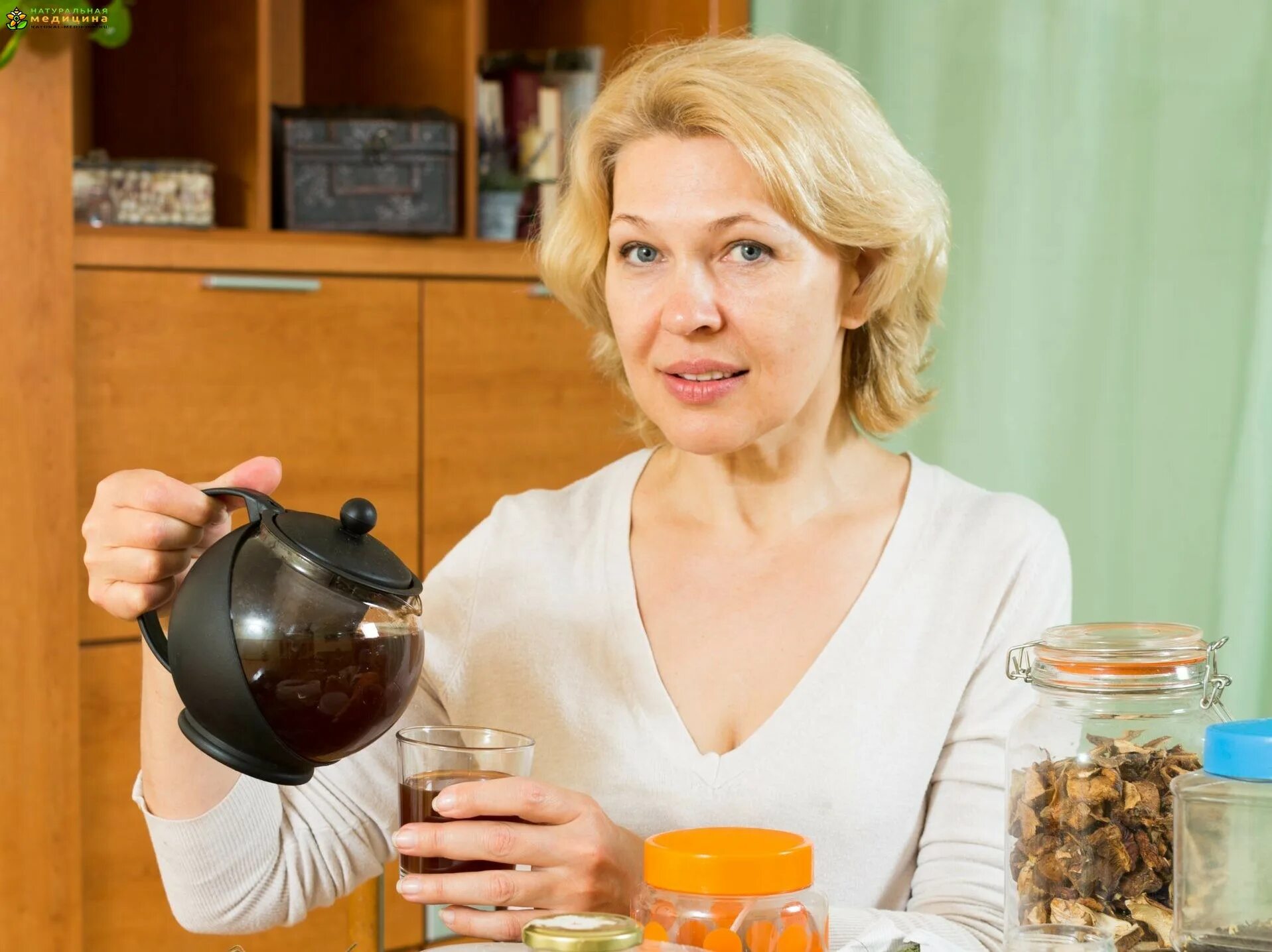 Фитотерапия в пожилом возрасте. Взрослая женщина пьет чай. Фитотерапия для пожилых. Фитотерапия женщина.