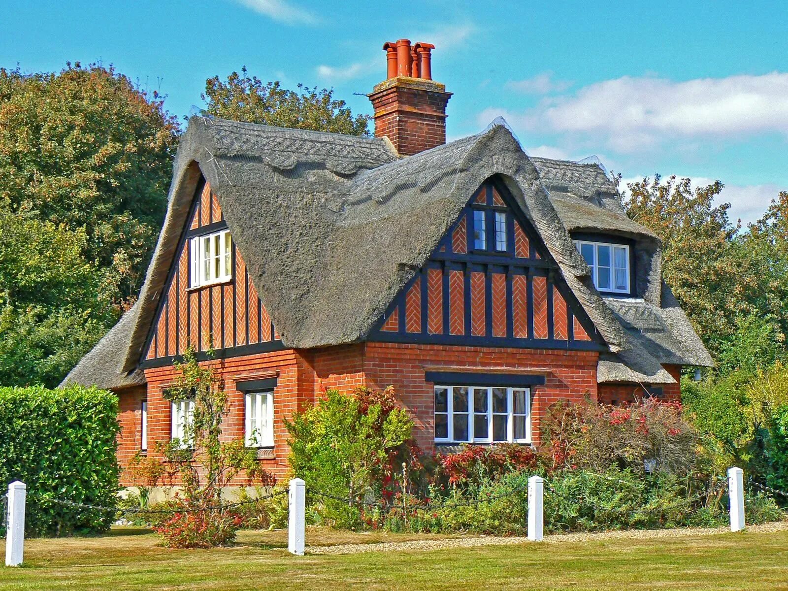 Кирпичный деревня. Поместья хэмпшир англия. cottage дом в англии. великобритания хэмпшир коттедж. сельский кирпичный дом в англии.