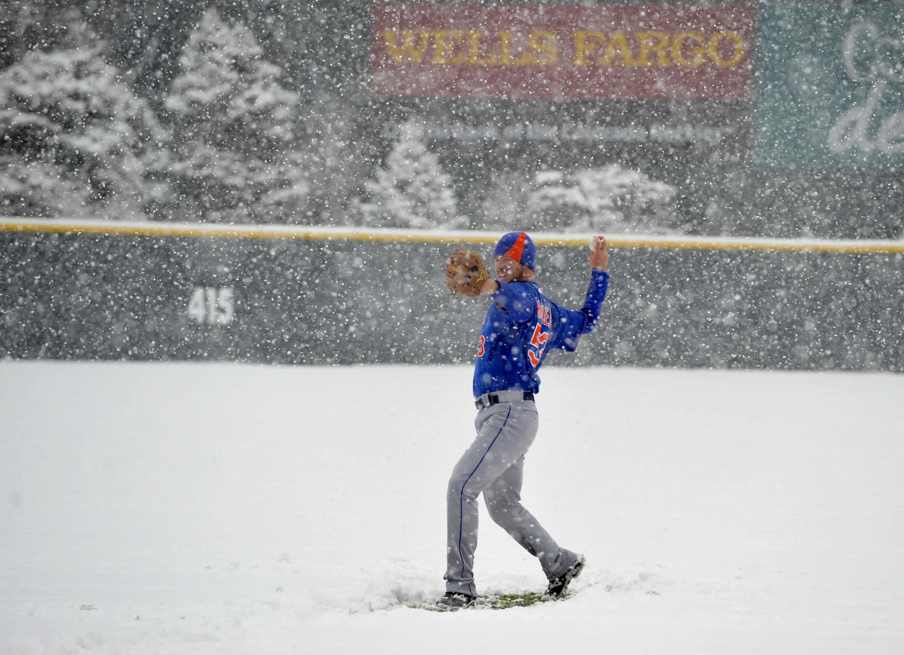 Бейсбол снег. Freak Snowstorm. Бейсбол снег тает.