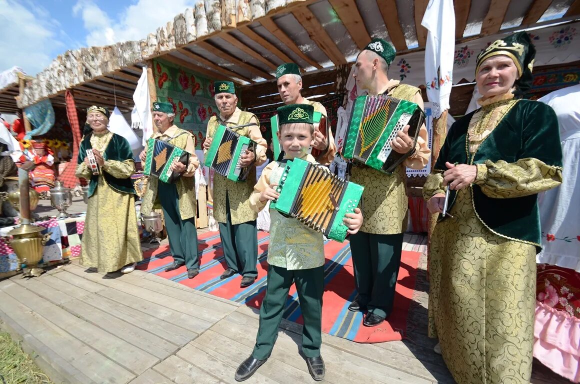 Сценарий праздника татарских праздников. В Татарстане Сабантуй национальной. Национальные праздники Татарстана Сабантуй. Эмель татарский праздник. Национальные костюмы на Сабантуй Татарстан.