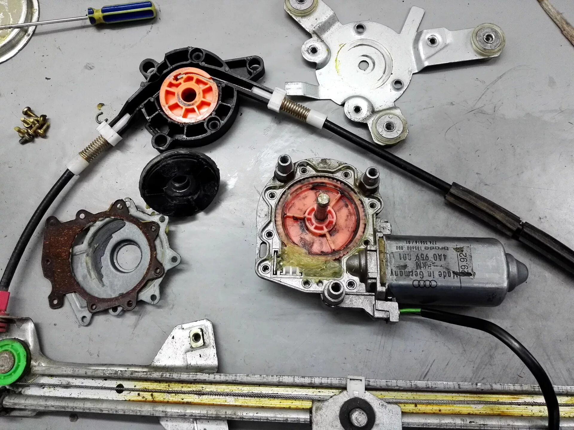 Задний стеклоподъемник ваз 2106 схема. Как разбирается стеклоподъемник. Как разбирается стеклоподъемник. Стеклоподъемника ваз 2114. Размотался тросик стеклоподъемника w210.