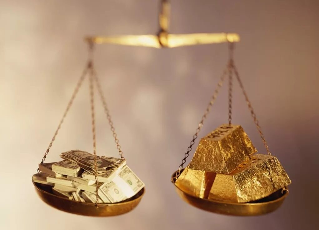 Золото валютная система. Золотые весы. Весы с золотом. Деньги золото. Весы с деньгами.