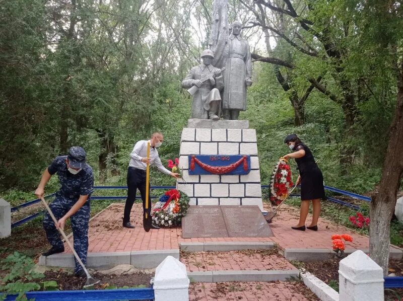 П Первомайский Минераловодский район. Памятник работникам карьера г змейка. Соседи Минераловодского района. Георгиевск минераловодская