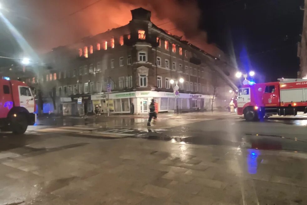 Гостиница россия пожар. Пожар гостиницы в Саратове. Огромный пожар. Пожар в здании. Крупные пожары в России.