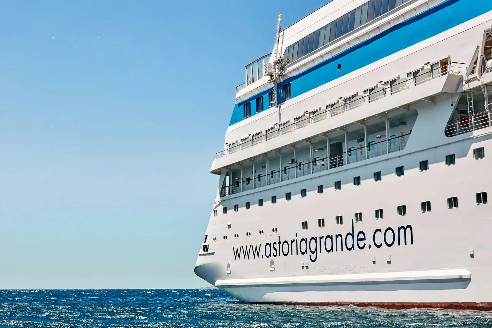 Теплоход астория гранд. Круизный лайнер astoria grande. Круиз из сочи. Астория гранде круизный лайнер бассейн. Astoria grand круиз из сочи.
