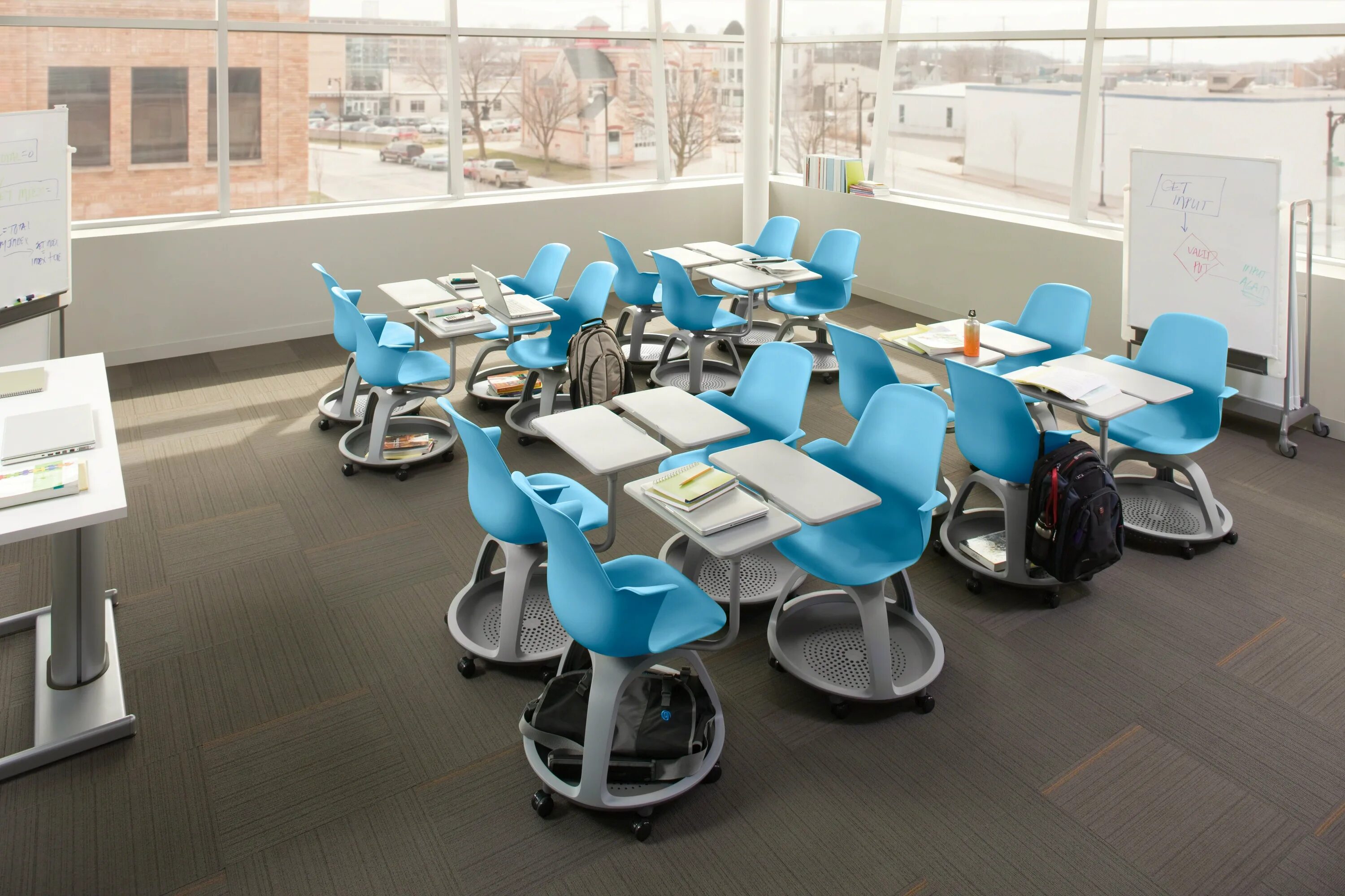 Парта будущего. Многофункциональное кресло node от компании steelcase. современный класс. класс будущего. школа будущего мебель.