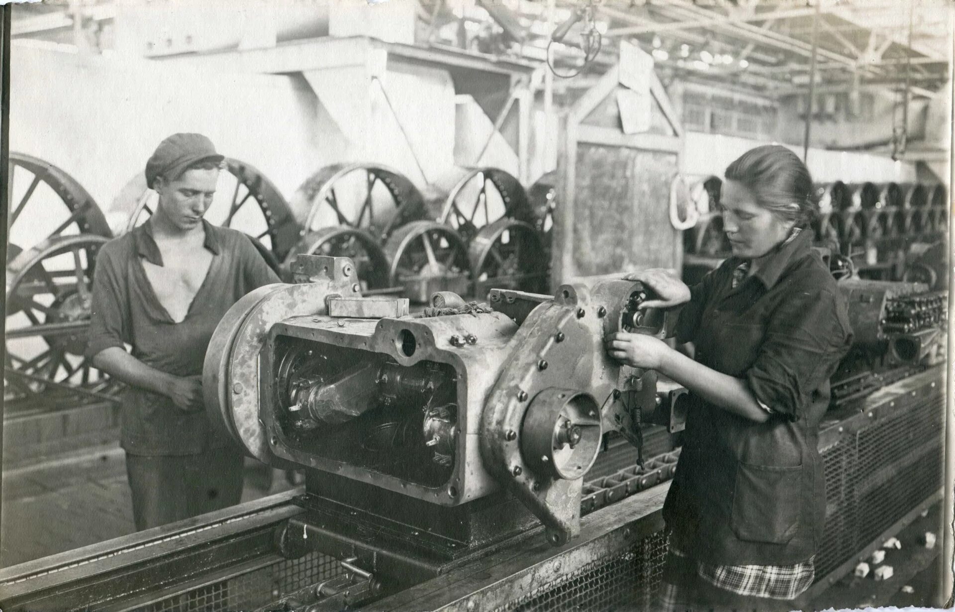 Стз тракторный. Сталинградский тракторный завод 1930. Харьковский тракторный завод СССР 1930. Челябинский тракторный завод 1930. Волгоградский тракторный завод в 1930.