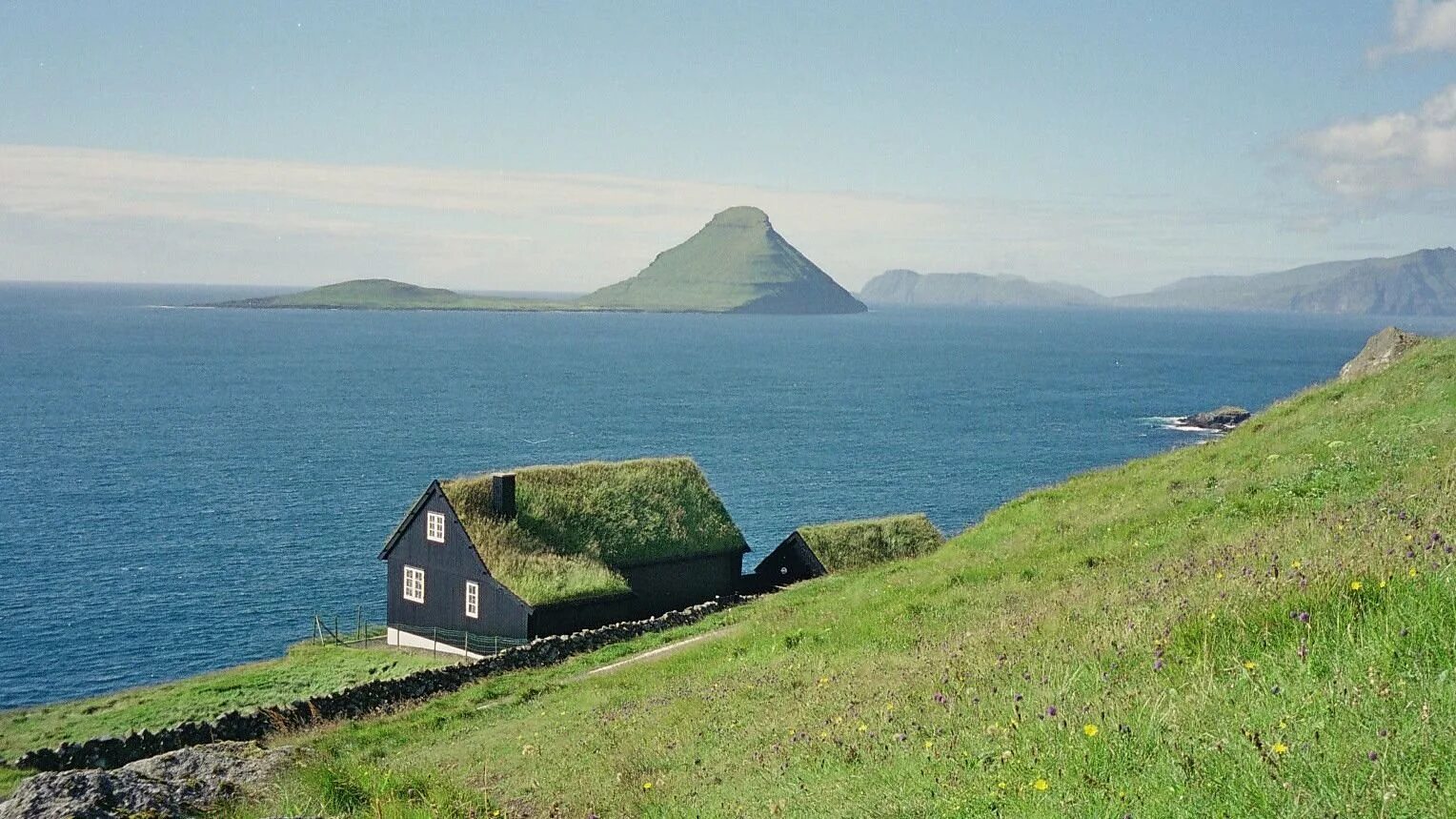 Is situated an islands. Остров Эллидаэй Исландия. Птушкин Фарерские острова. Остров Айла Шотландия. Луйтла-Дуймун Фарерские острова.