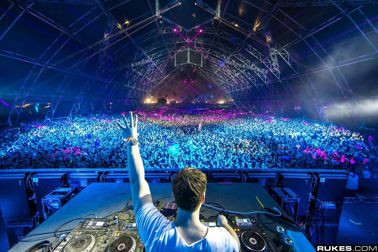 Сцена танцпола. Завожу ее на танцпол. Танцы в клубе. Тусовка. Дискотека.