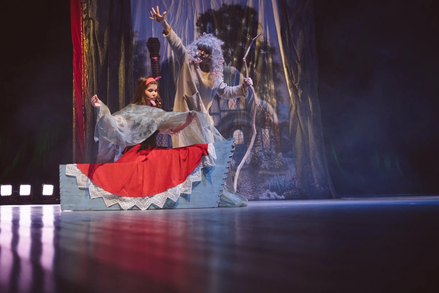 Спектакль снежная королева 2017 2018. Снежная королева спектакль. Снежная королева в тобольске спектакль 2022. Снежная королева спектакль вахтангова. Мюзикл снежная королева.