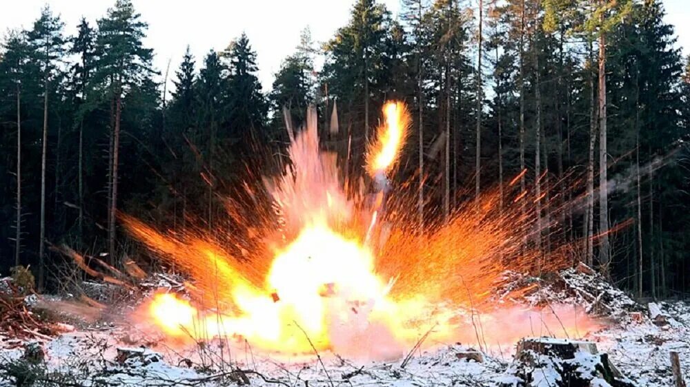 Нормальное горение. Взрыв в лесу. Взрыв взрывчатых веществ. Детонация взрывчатых веществ. Испытания взрывчатых веществ.