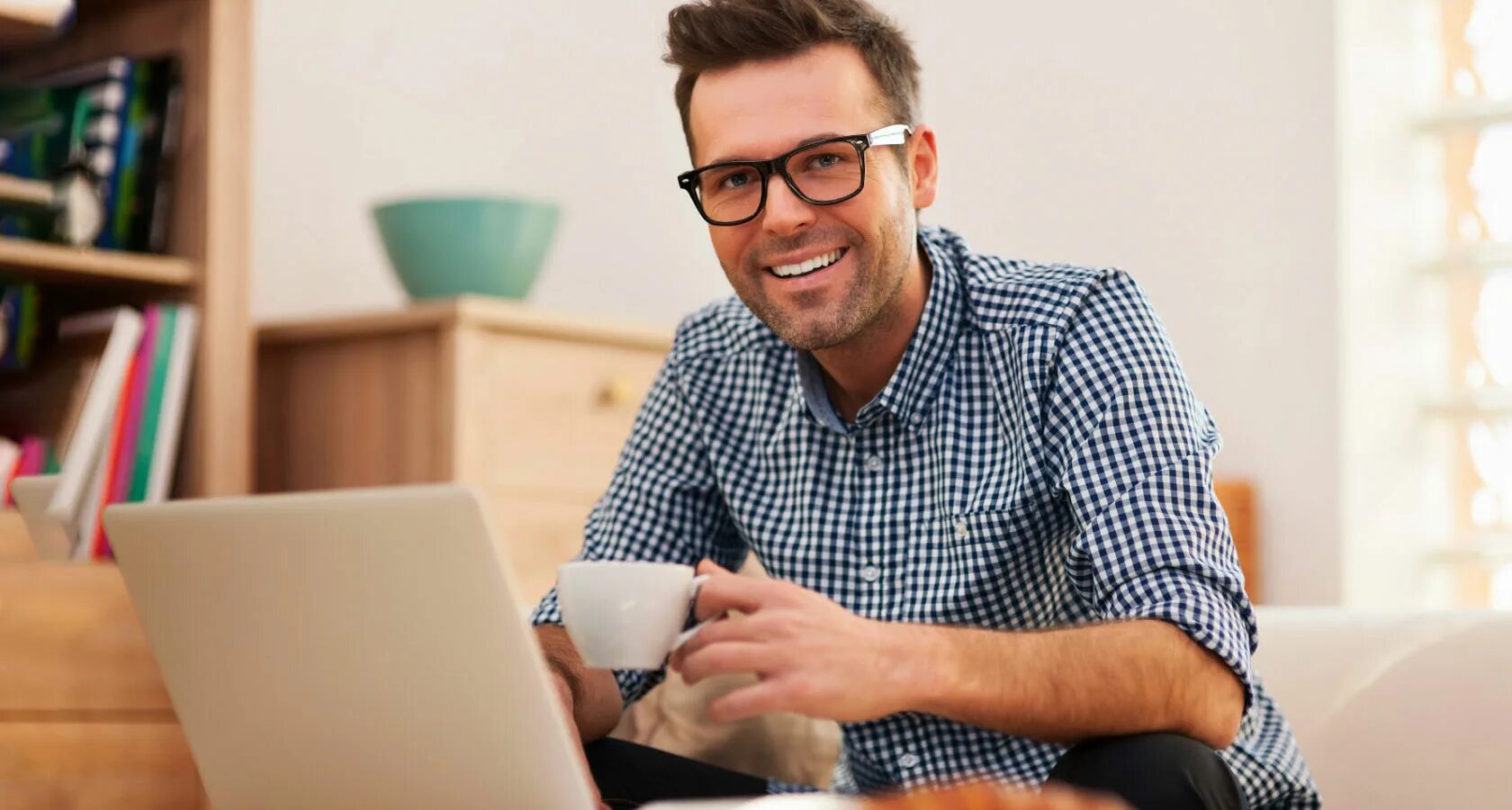 Вечерний подработка для мужчин. Человек за компьютером. Молодой человек с ноутбуком. Мужчина с ноутбуком. Мужчина улыбается.