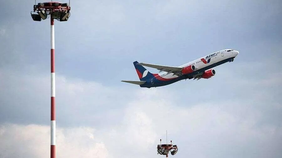 Самолеты которые прилетели сегодня в казань. Летевшие в казань самолеты перенаправили. Полет на самолете в омске. Летевшие в казань самолеты перенаправили. Летевшие в казань самолеты перенаправили.