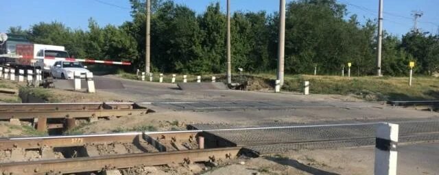 Закроют переезд волгоград. Железнодорожный переезд. жд переезд. железная дорога переезд. светофор на железнодорожном переезде.
