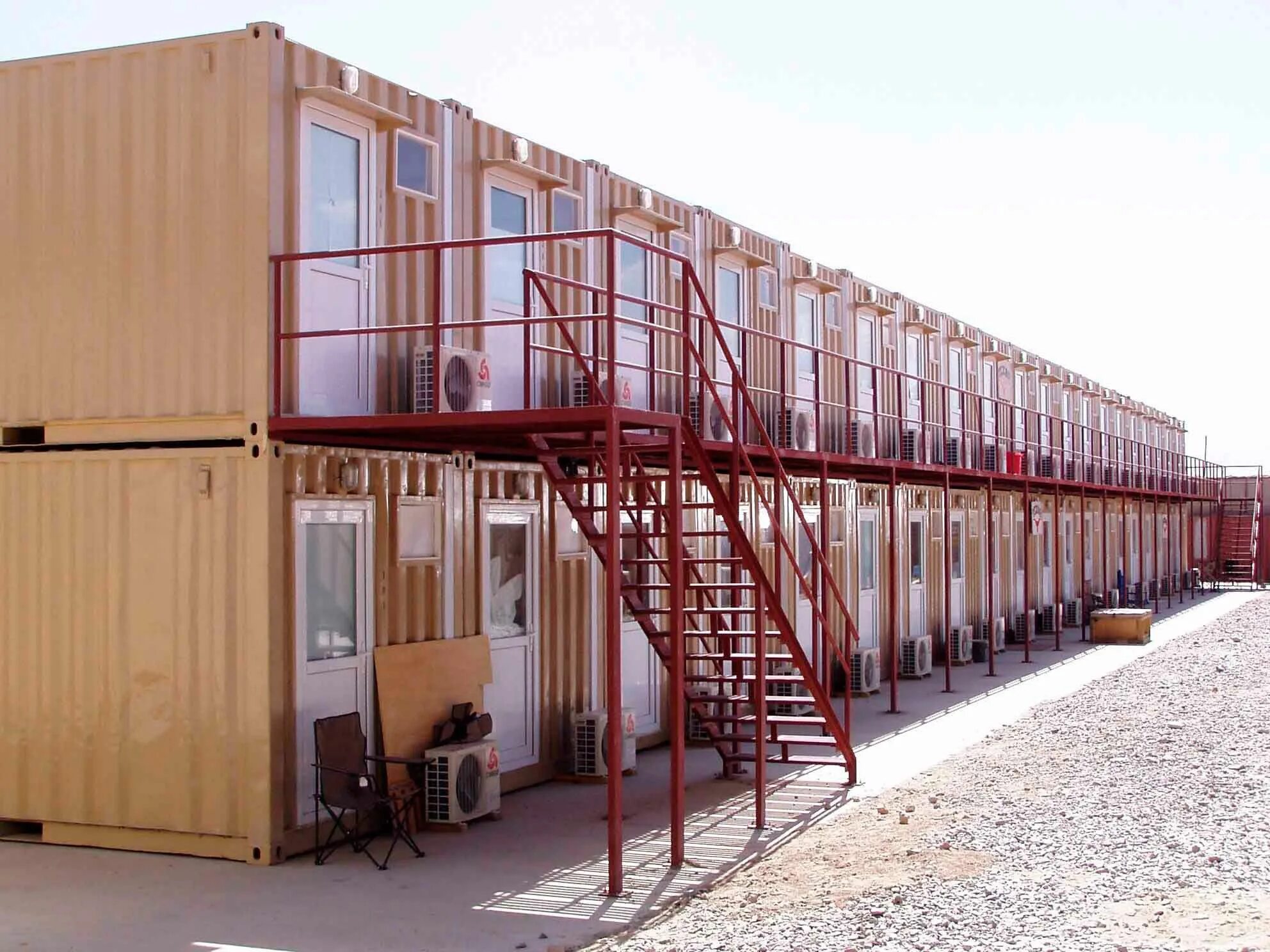 Well contained. Гостиница shipping Container Hotel,. Гостиница из морских контейнеров. Постройки из контейнеров. Здание из контейнеров.