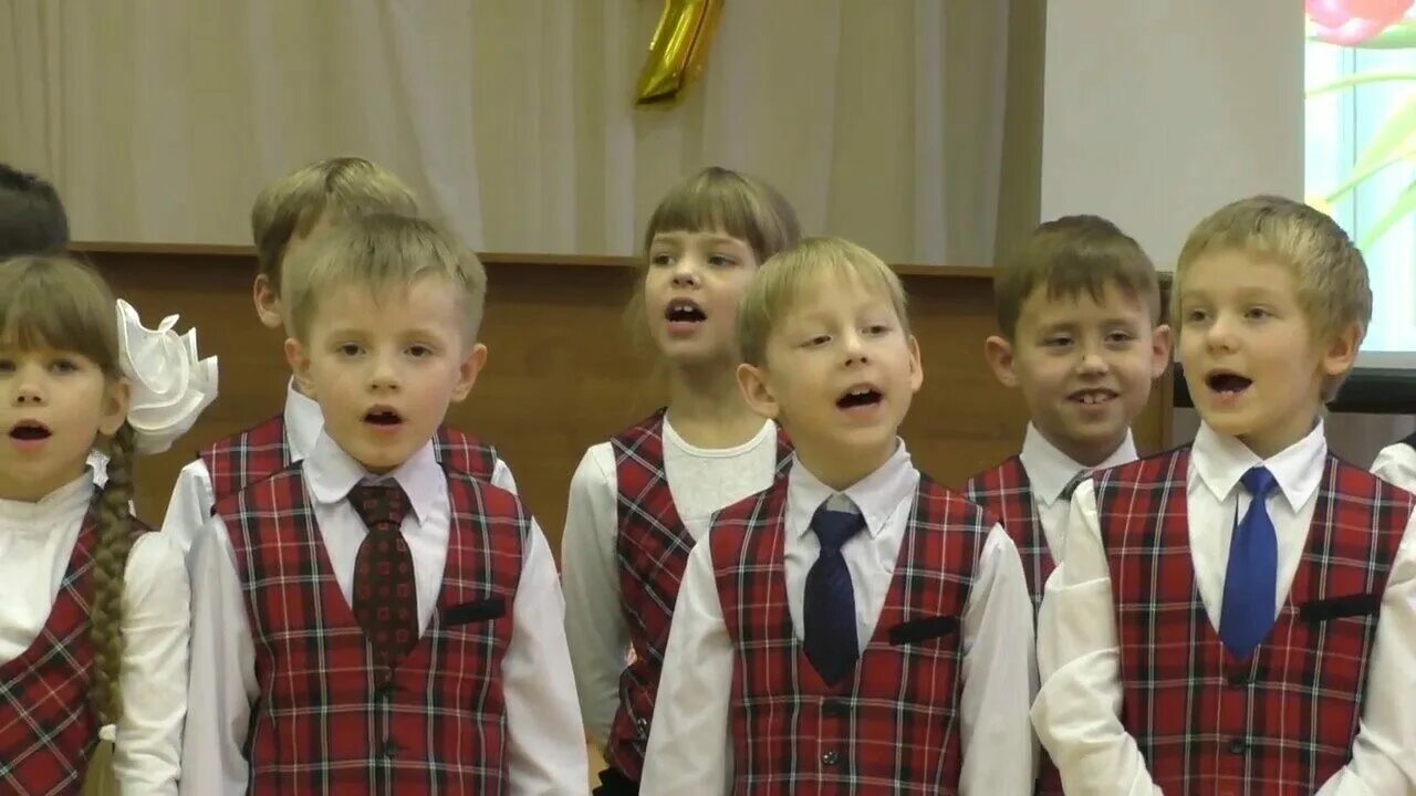 Школьники поют. Дети поют в школе. Лети в школе поют. Дети поют в детском саду.