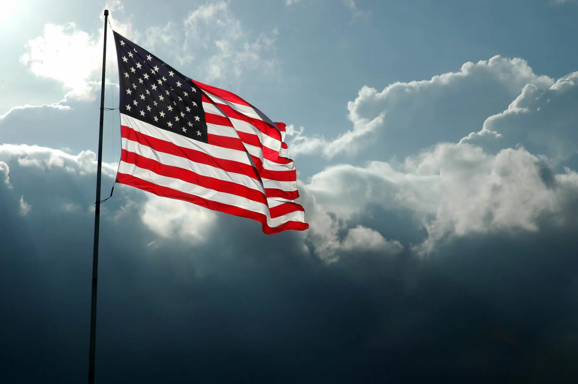 Гимн россии американский. Американский флаг. Гимны и флаги США. Флаг США на стене. Национальный гимн США.