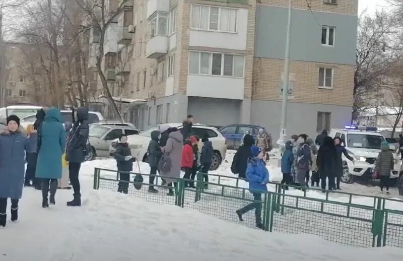 Эвакуация в школе. Взорвали школу в Волгограде. Заминировали Волгоград. Эвакуировали детей из школы.