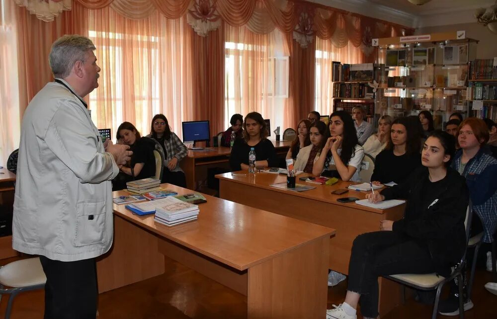 Centre college. Первая школа для подготовки переводчиков в россии. Сообщающее обучение. Довольные студенты во владивостоке. Переводчик колледж.