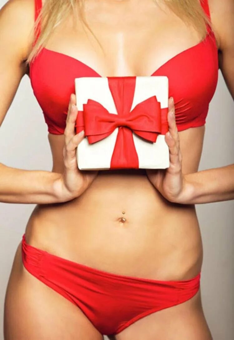 Красивые девушки снегурочки. Счастливые девушки гифт. Девушка в подарочной ленте. Девушка с бантиком. Счастливая девушка с подарком.