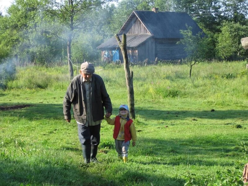 Гриша отдыхает у дедушки в деревне грушевка. Старики в деревне. На деревню к дедушке. Дед в деревне. Дед и внук в деревне.