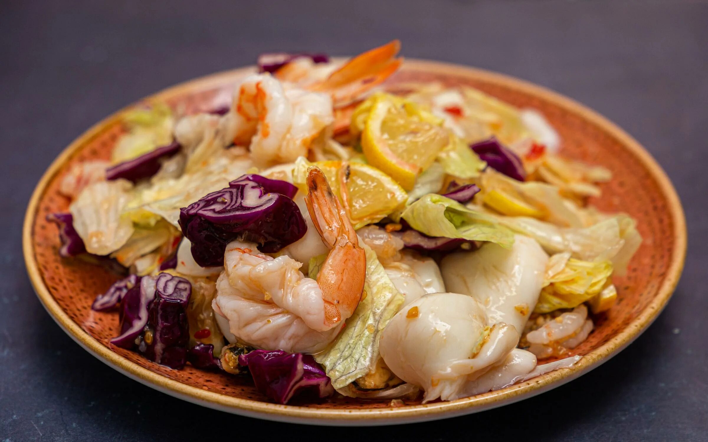 Китайский салат с морепродуктами. Ми фан китайская кухня. юми еда. салат свит чили. юми ресторан фото блюд.