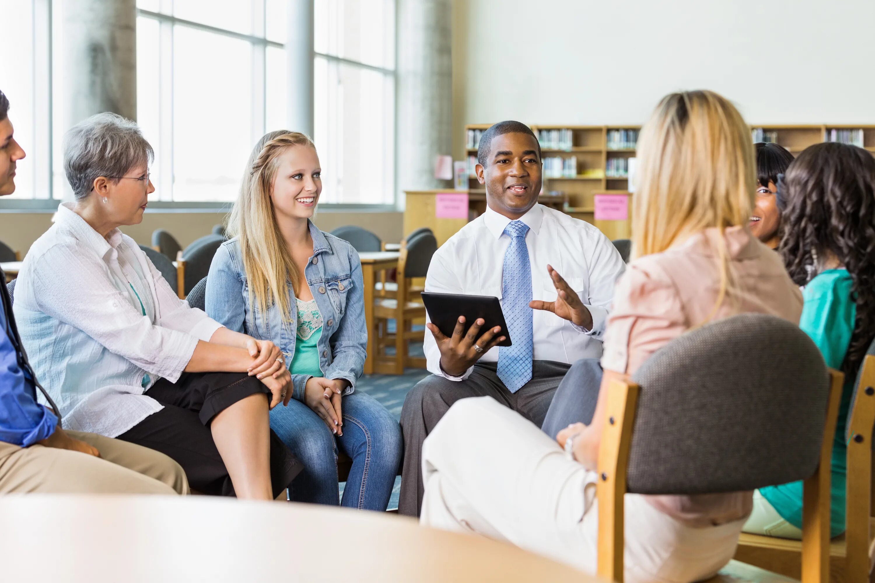 Учитель и студенты. Семья и учитель. Parents and teachers. Teachers meeting.