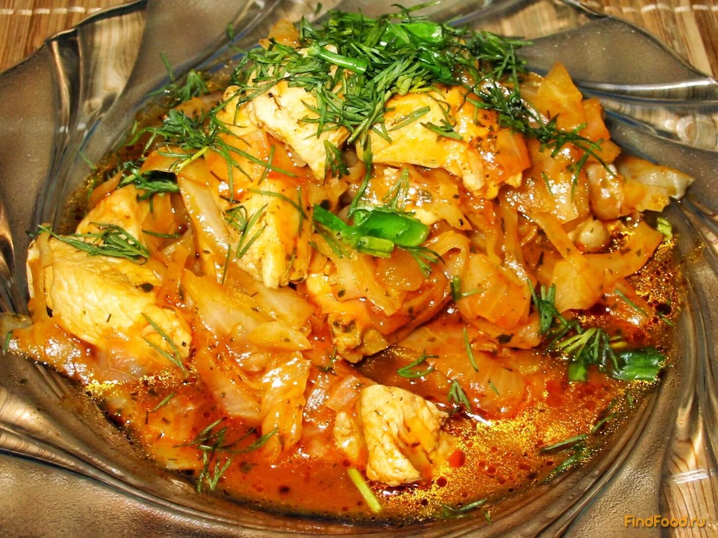 Тушёная капуста с картошкой и курицей. Бигус с картошкой. Капуста тушеная с овощами. Бигус картошкой тушеные. Тушеная капуста с грибами и картофелем.