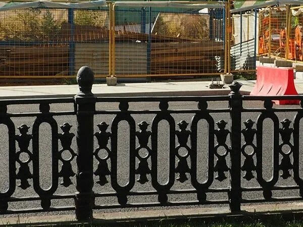 Железный забор. Не пускать банбу за железное. Газонное ограждение го-33 металлсервис. Низкий ограждения чугун. Чугунное ограждение яуза.