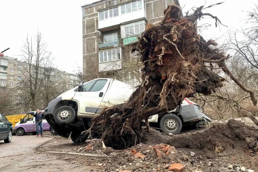 Буря в калининграде сегодня. Ураган юнис в великобритании. Шторм в калининграде фото. Буря в калининграде сегодня. Буря в калининграде сегодня.