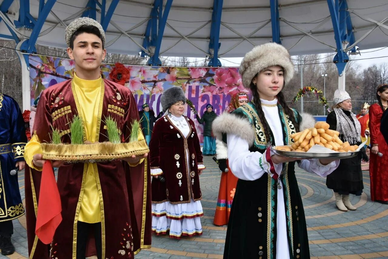 Навруз это чей праздник. Этнопарк Навруз в Ташкенте. Зиеев Навруз. Дружба народов Набережные Челны Навруз. Дом дружбы народов Родник Набережные Челны.