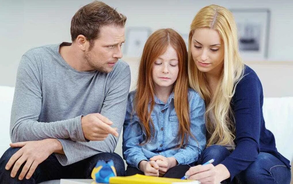 Подросток ссорится с мамой. Топ обои которые понравятся родителям. Разговор с ребенком. Ссора родителей и детей. Воспитание ребенка.